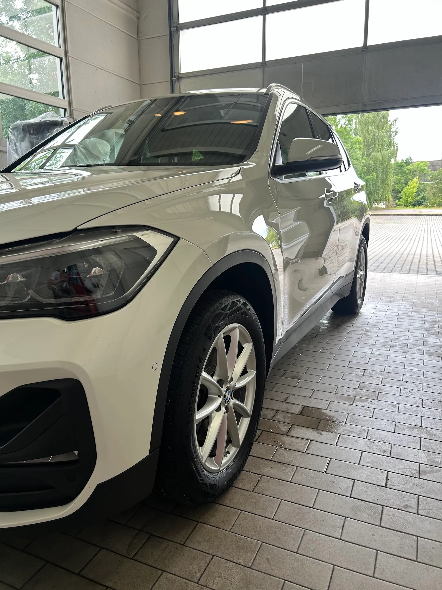 Frisch aufbereiteter weißer BMW X1