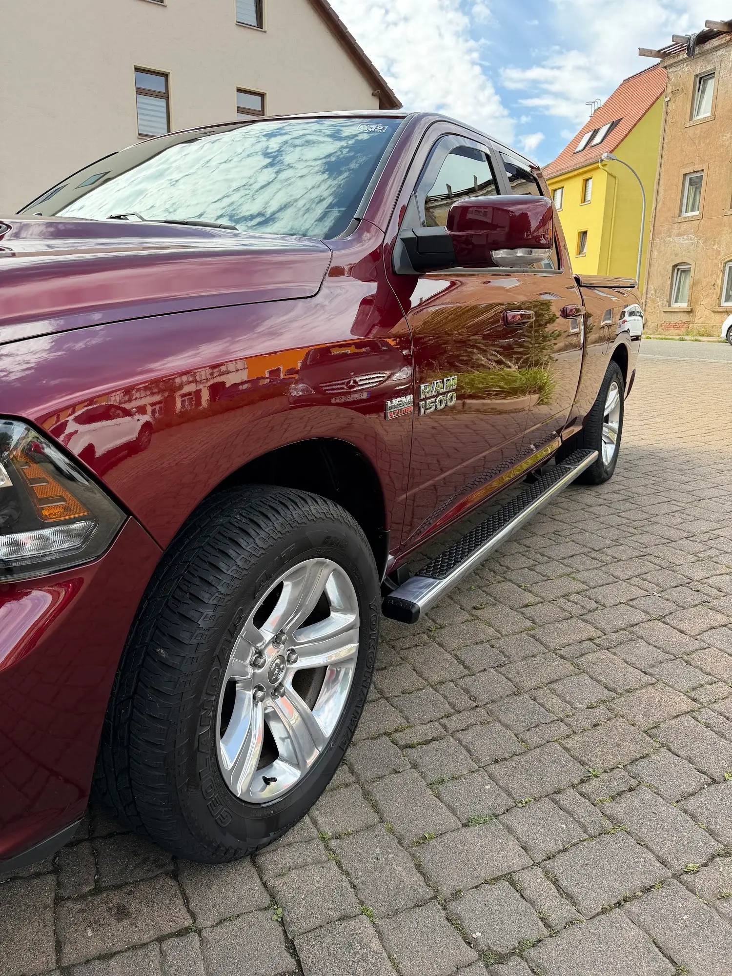 Dunkelroter Dodge RAM 1500 mit frisch aufbereitetem Lack